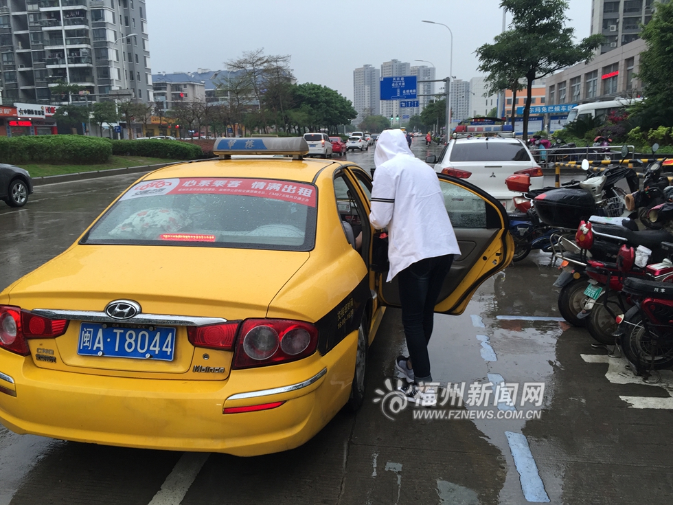 榕城商圈附近的士停靠點(diǎn)陷尷尬　淪為“停車(chē)場(chǎng)”