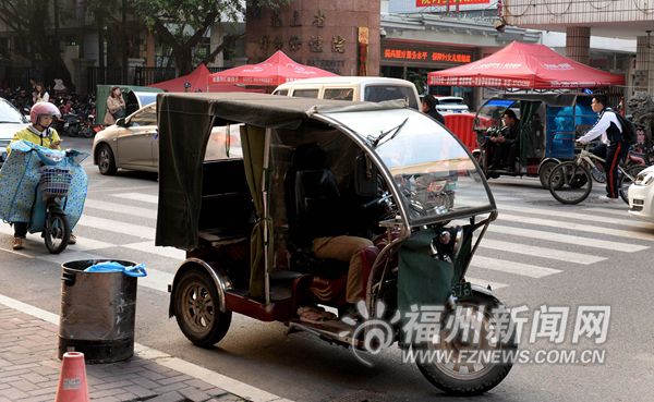 違規(guī)停靠、占道拉客　醫(yī)院周邊交通擁堵何時休？