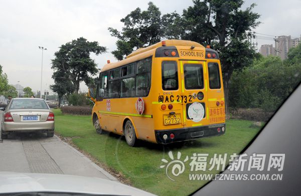 東三環路部分路段交通比較亂　校車駛進綠化帶