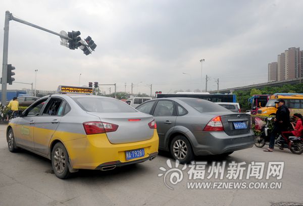 東三環路部分路段交通比較亂　校車駛進綠化帶