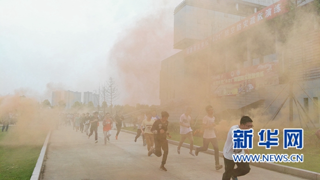 防空警報(bào)響徹榕城上空 銘記福州“淪陷日”(圖)