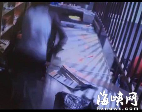 南非華商隔貨堆與劫匪展開槍戰　擊斃1人嚇跑5人