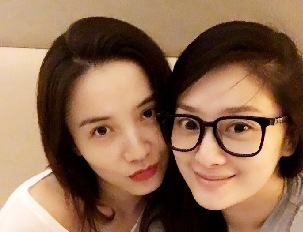 組圖：宋佳深夜曬迷離紅唇照 嫵媚撩發(fā)稱作妖