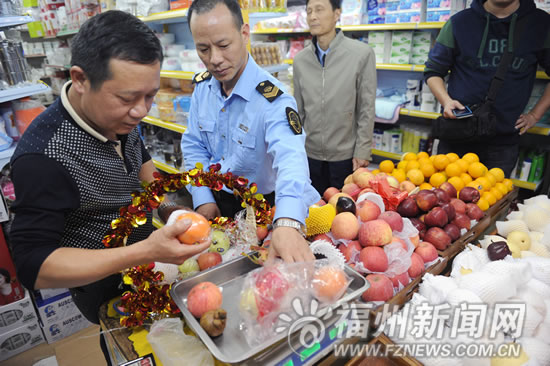 記者調(diào)查醫(yī)院周邊多家商店 高級(jí)果籃藏貓膩(圖)