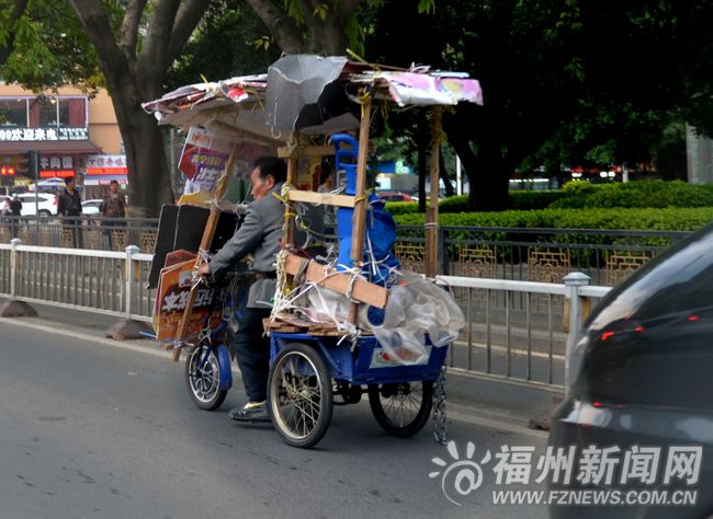 男子騎改裝三輪車上機動車道　車外圍用紙皮包住
