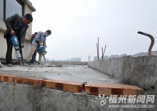 紅峪小區天臺頻現違建　執法人員對違建進行整治