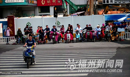 福州警方曝光150輛違反交規車輛　2人闖紅燈被拍