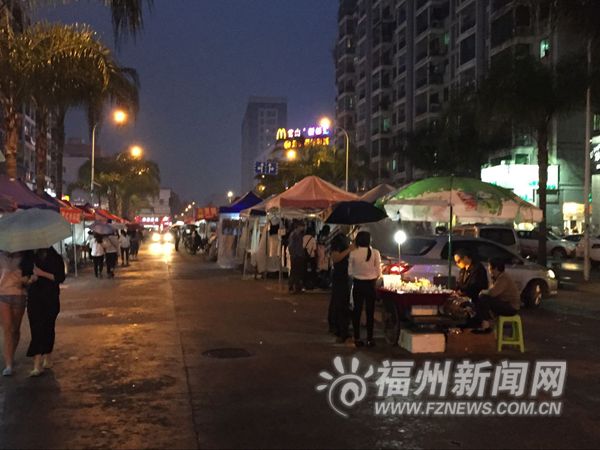 倉山七街十二府小區周邊亂停車占道擺攤現象嚴重