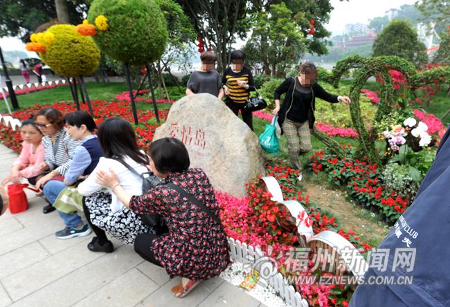 江心公園部分草皮被踩禿　不文明現(xiàn)象仍時(shí)有發(fā)生