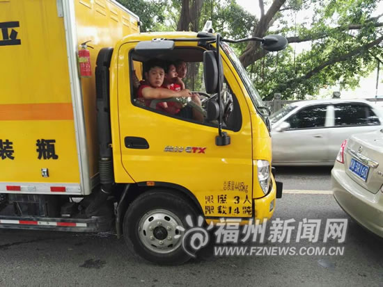 司機叼著煙將液化氣專用車開上鬧市　被網友拍下