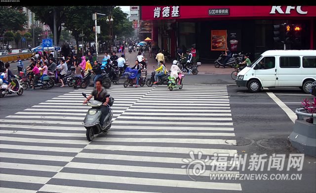 福州警方曝光150輛闖紅燈車輛 10輛車濫用遠光燈被罰