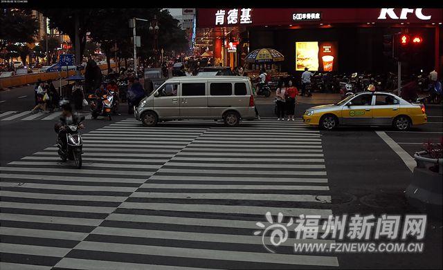 福州警方曝光150輛闖紅燈車輛 10輛車濫用遠光燈被罰