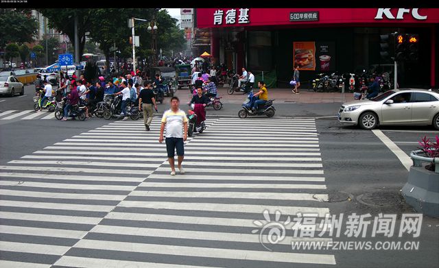 福州警方曝光150輛闖紅燈車輛 10輛車濫用遠(yuǎn)光燈被罰