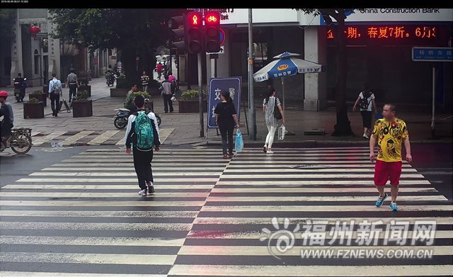 福州警方曝光150輛闖紅燈車輛 10輛車濫用遠(yuǎn)光燈被罰