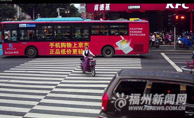 福州警方曝光150輛闖紅燈車輛 10輛車濫用遠(yuǎn)光燈被罰
