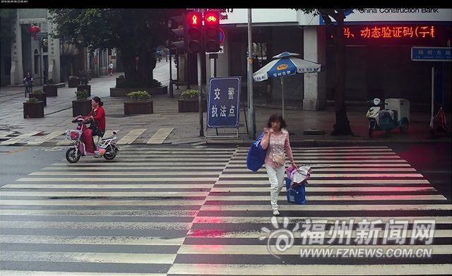 福州警方曝光150輛闖紅燈車輛 10輛車濫用遠(yuǎn)光燈被罰