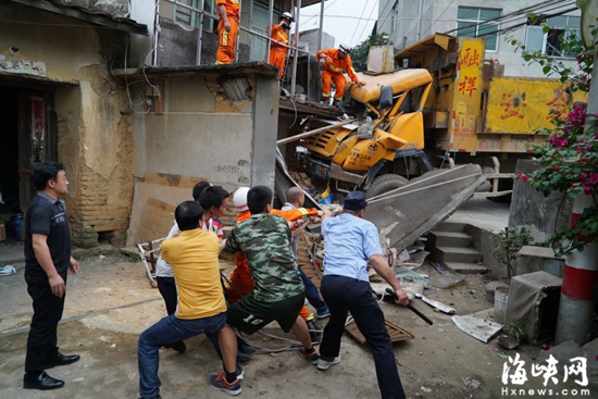 渣土車(chē)失控撞向民房司機(jī)被困車(chē)內(nèi)　村民拉繩送水