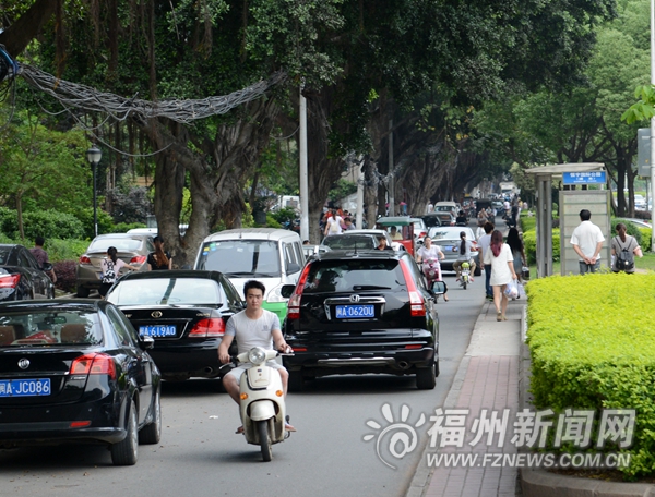 小區(qū)附近被違停車輛堵路　業(yè)主冒險(xiǎn)開(kāi)車逆行回家