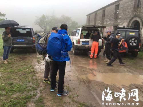 救援人員冒雨在山腳下集結(jié)，山里雨霧蒙蒙