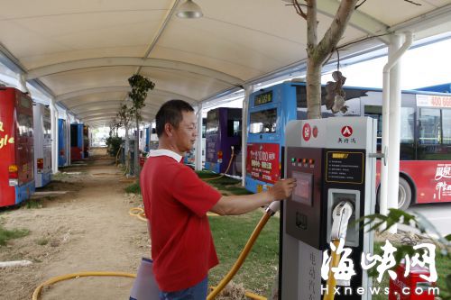充電樁有專人負(fù)責(zé)，兩小時(shí)充電可讓公交車行駛200公里