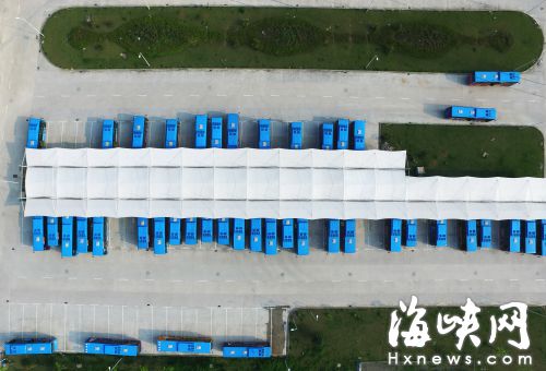 金山浦上公交停車場充電棚下，幾十部電動公交車同時充電