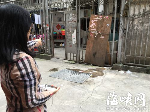 惡狗就養(yǎng)在宿舍樓門口的便利店內(nèi)