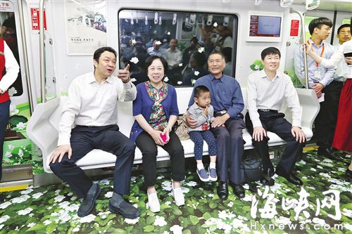 楊岳（左一）、楊益民（右一）與受邀體驗的市民代表聊乘坐感受