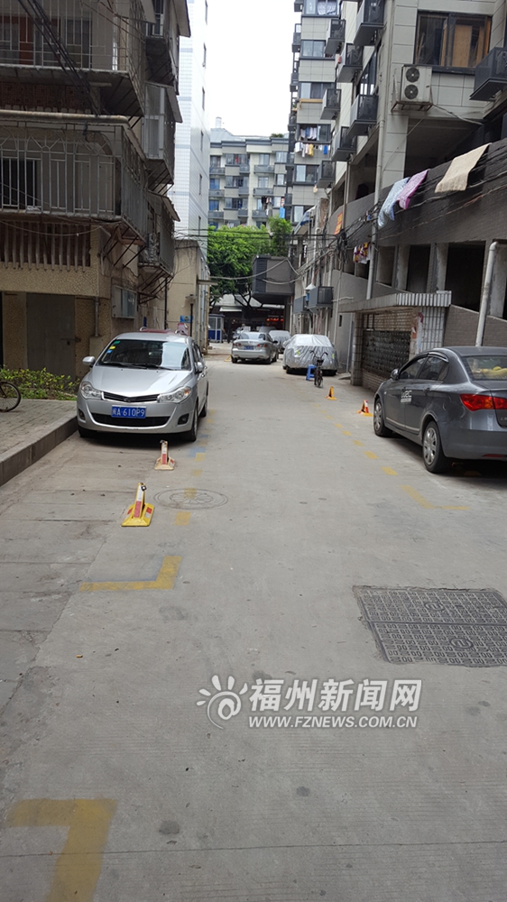 達明新村數十停車位被私設地鎖　不少鎖拆了又裝