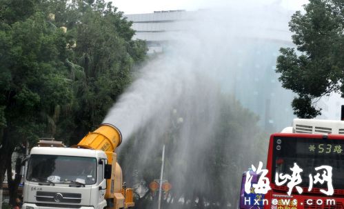 霧炮車噴出的水量太大，像一場陣雨