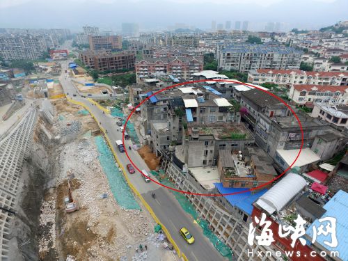 護(hù)坡上的這些民房（畫圈處），影響了廈坊路施工進(jìn)度