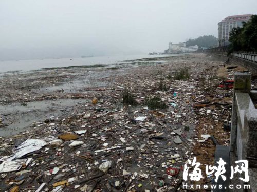 江里數(shù)百米的垃圾帶，嚴重影響周邊環(huán)境