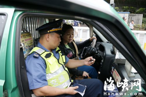 執法人員發現閩AT6374的出租車安裝“跑得快” 