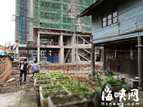 中鐵城工地距旁邊的民房，只有十多米遠
