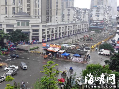 拆遷遇阻，鰲光路西段仍在圍擋，施工停滯，圍擋前的一排店面也待拆 
