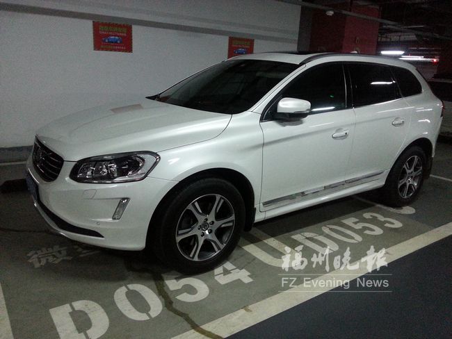 一輛小車“任性”占3個車位 網(wǎng)友批司機缺公德心