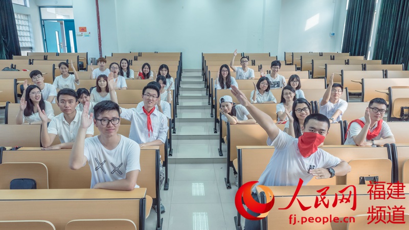畢業季福州大學學生拍攝畢業照　定格青春致敬成長