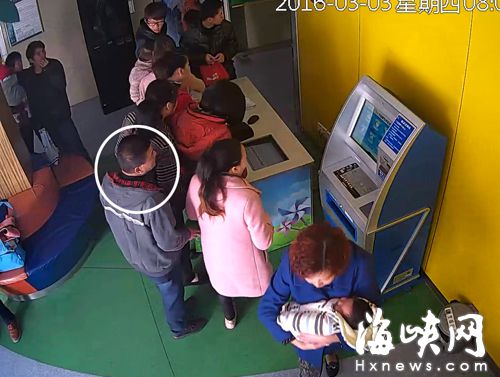 市第一醫(yī)院，小偷（畫圈處）趁人不注意，將手伸向病人家屬口袋 