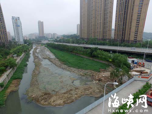 龍頭路以東的河段，水位下降，露出大片淤泥