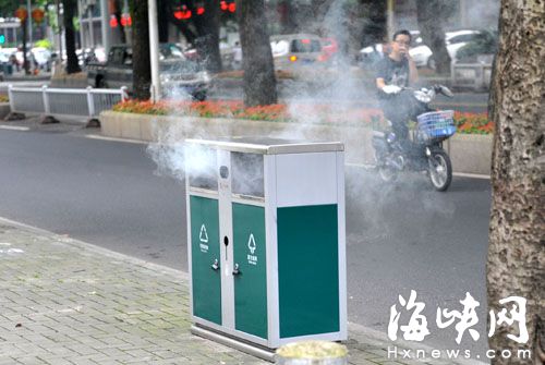 垃圾桶冒煙，嚇壞邊上等車乘客 