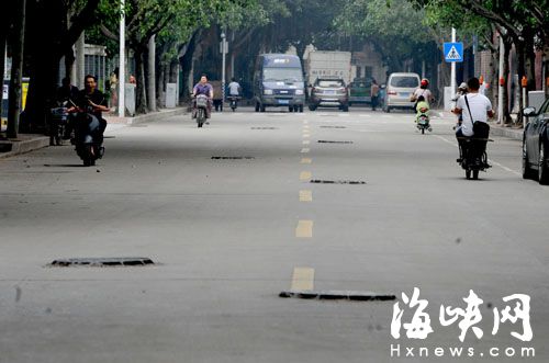 路上隨處可見高于路面的井蓋