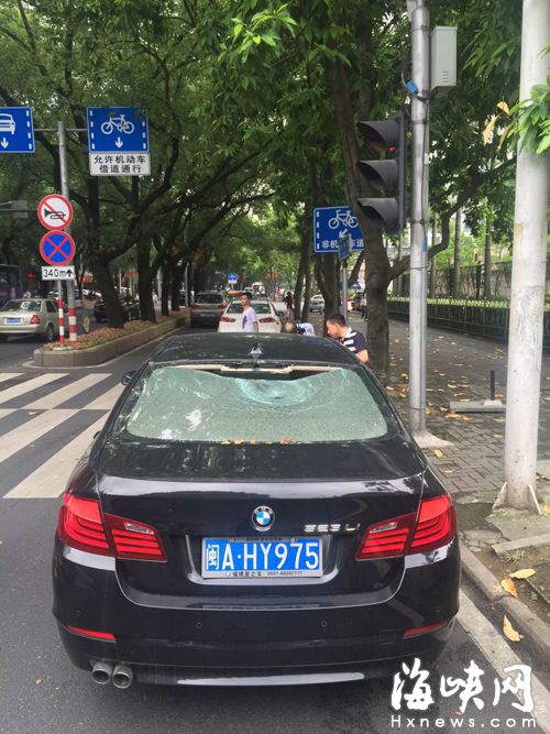 寶馬的后擋風玻璃被砸壞