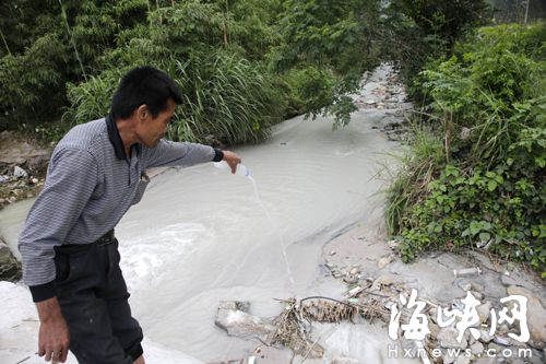 林場村的溪水變成白色