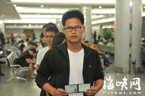 楊權成為福州第一個拿到自學直考駕照的市民
