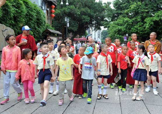 12名藏族孩子來到福州三坊七巷　提前慶祝兒童節(jié)