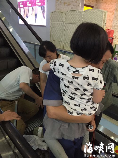小女孩坐手扶梯時腳被卡(讀者供圖) 