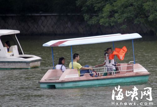 孩子在游船開出后，脫下了救生衣