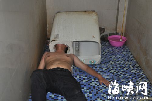 男子檢修洗衣機，頭卻被卡住了