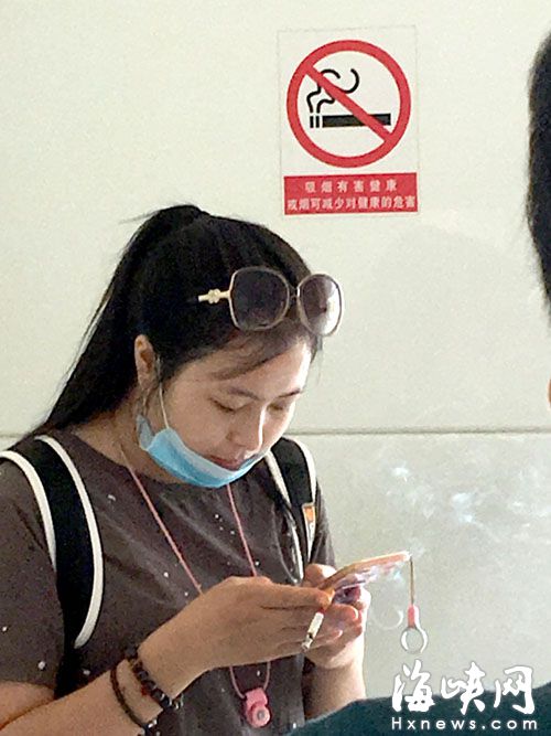 昨日上午,協和醫院二樓,一名女子在禁煙標識旁抽煙