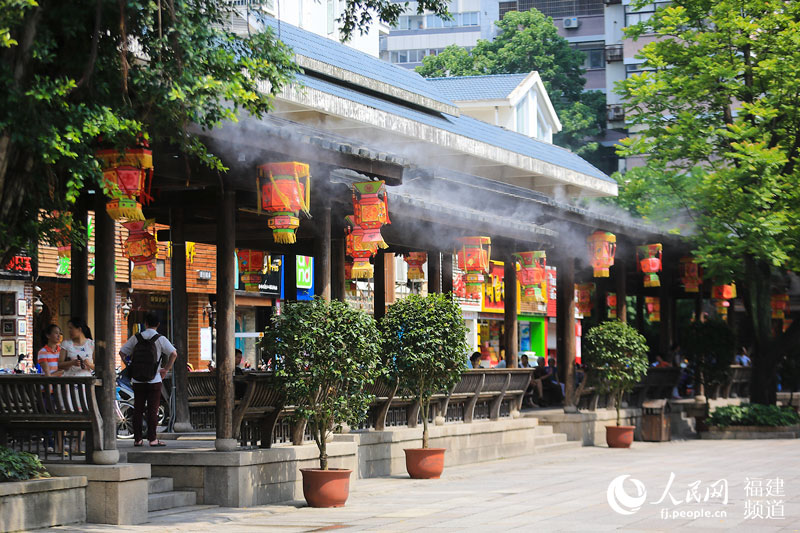 福州開啟“燒烤模式” 市民“全副武裝”御高溫