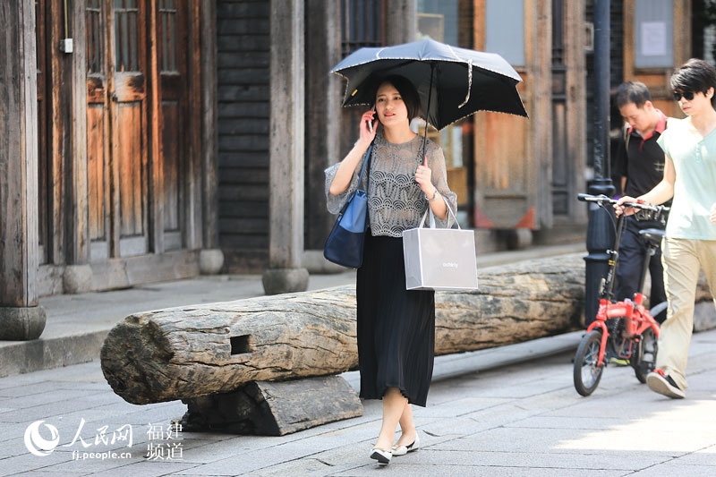 福州開啟“燒烤模式” 市民“全副武裝”御高溫